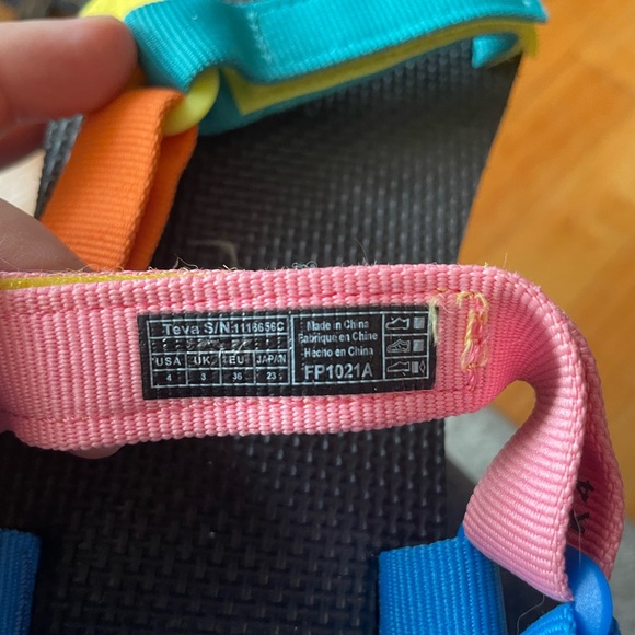 New with tags - Original Style Teva Kids Size 4 - Picture 2 of 3